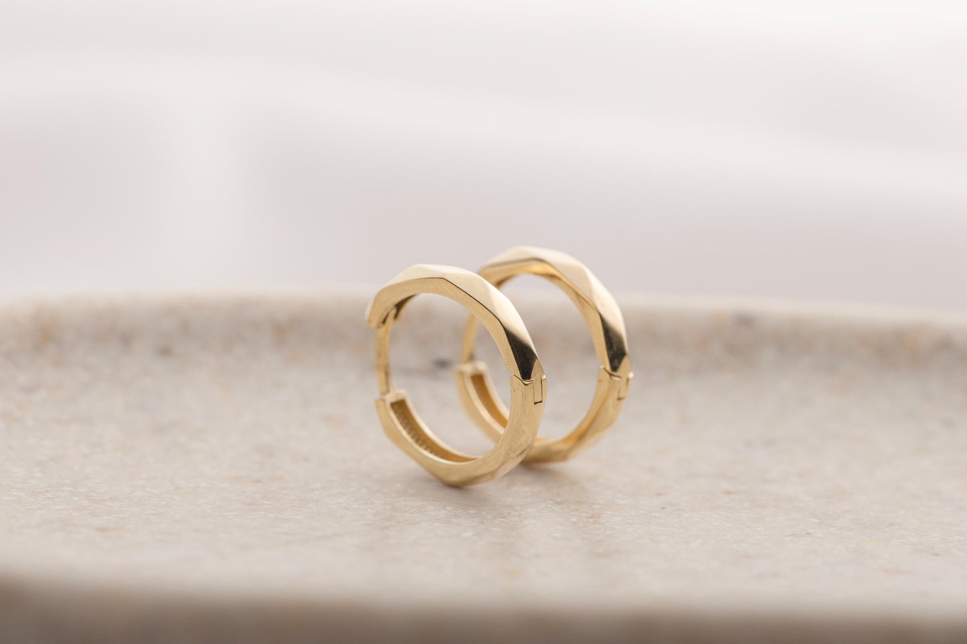 Minimalist Simple Hammered Huggie Hoop Earrings, Twisted Huggie Jewelry, Simple Geometric Jewellery, Everyday Earrings, Basic Twist Hoops