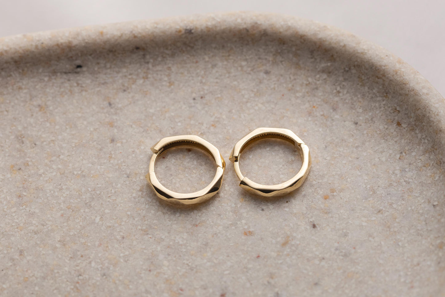 Minimalist Simple Hammered Huggie Hoop Earrings, Twisted Huggie Jewelry, Simple Geometric Jewellery, Everyday Earrings, Basic Twist Hoops