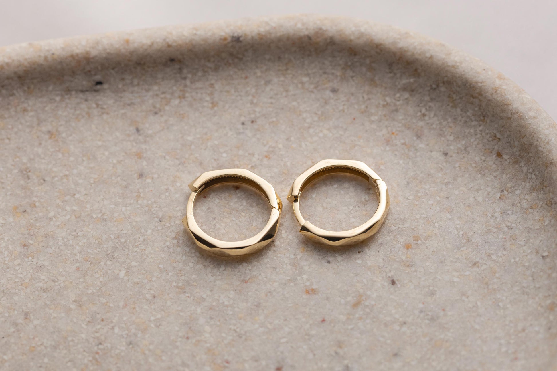 Minimalist Simple Hammered Huggie Hoop Earrings, Twisted Huggie Jewelry, Simple Geometric Jewellery, Everyday Earrings, Basic Twist Hoops