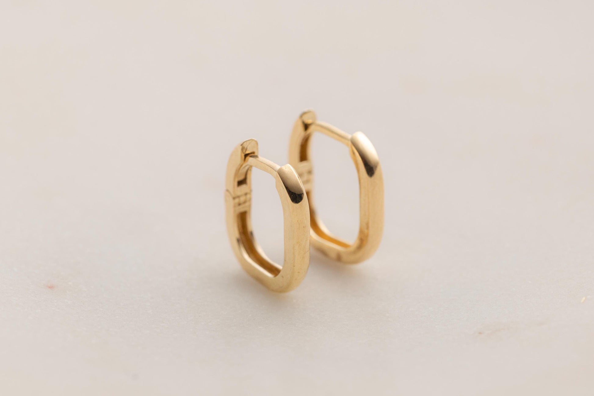 14K Gold Oval Huggie Hoop Earrings, Minimalist Small Gold Hoops, Chunky Geometric Hoop Earrings, Everyday Gold Huggies for Women