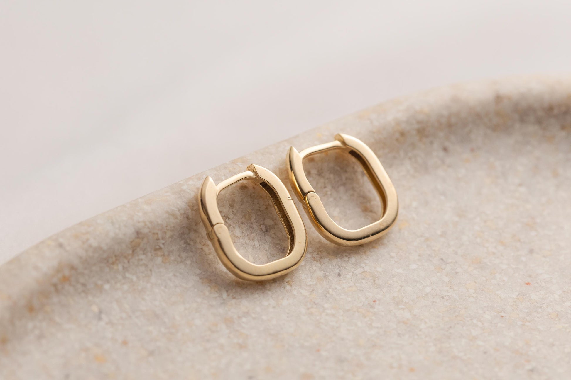 14K Gold Oval Huggie Hoop Earrings, Minimalist Small Gold Hoops, Chunky Geometric Hoop Earrings, Everyday Gold Huggies for Women