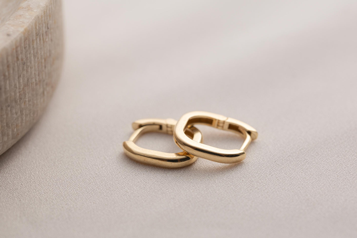 14K Gold Oval Huggie Hoop Earrings, Minimalist Small Gold Hoops, Chunky Geometric Hoop Earrings, Everyday Gold Huggies for Women